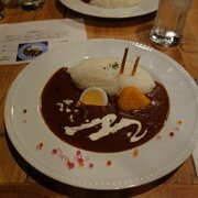 DSC01005e  工場夜景カレー　ご飯に煙突　工場ライトと街の灯　カレーにクリームで煙