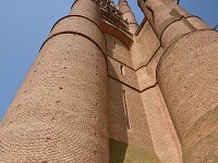 Cathedrale d'Albi 13  まるで要塞のような教会　アルビジョア派を掃討した後に建築。カトリック教会の力を誇示するものでしょう