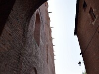 Cathedrale d'Albi 3  大聖堂の日影には街の人が多くいました