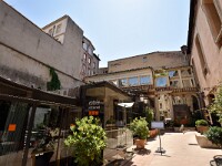Grand Hotel de l'Opera 2  右がホテル。左が夕食のレストラン。