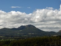 2016 TOYA(1)  左は有珠山　右は昭和新山