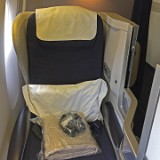 In-flight_(1) 初ＢＡビジネスクラス　なんと窓側は後ろ向きのシート