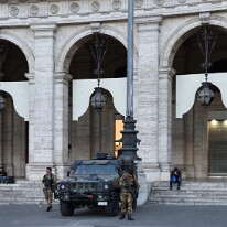 ROMA(3) 共和国広場。いたるところに自動小銃をもった兵士が警戒しています。