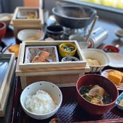KAI Ensyu 10  静岡だけあって おかずはお茶を敷き詰め たお茶箱に入っている　お茶の香りいっぱい