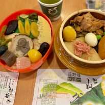IMG_E3220 14日横川SAで だるま弁当と峠の釜めしの朝食