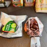 IMG E7721  朝食はおにぎり　北海道らしく金時豆の赤飯です